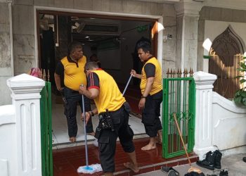 Bersih-Bersih Bersama Bhayangkara Polsek Metro Gambir Dalam Rangka Hari Bhayangkara Ke 78 Tahun 2024