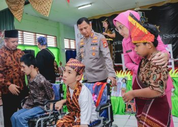 Hari Bhayangkara ke-78, Polres Metro Tangerang Kota Serahkan Bantuan Alkes Bagi Anak Disabilitas di SLB