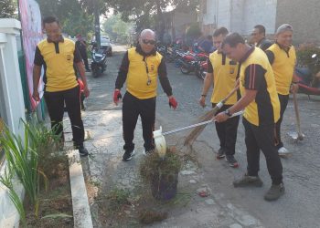 Kapolsek Kelapa Dua Pimpin Gotong Royong Bersihkan Masjid Al Muhajirin