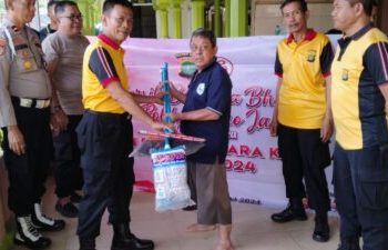 Bakti Religi dalam rangka HUT Bhayangkara ke 78, Polsek Ciracas Bersih-bersih di Masjid Jami An-Nur Asrama