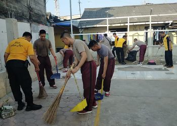 Di Masjid Jami Baiturrahman, Kapolsek Cakung dan Anggotanya Gelar Bersih-bersih dalam rangka HUT Bhayangkara ke 78