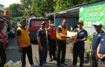 HUT Bhayangkara ke 78, Kapolsek Matraman Salurkan Ratusan Paket Bansos kepada Warga Kebun Manggis