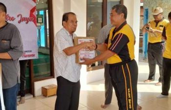 HUT Bhayangkara ke 78, Kapolsek Cipayung dan Anggota Bersih-bersih di Masjid Al Barkah serta Berikan Bantuan