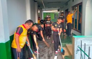 HUT Bhayangkara ke 78, Puluhan Personel Polsek Pasar Rebo Gelar Kurvey di Masjid Nurul Falah