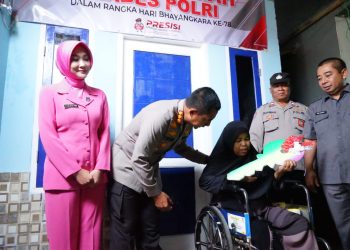 Sambut HUT Bhayangkara Ke-78, Polres Metro Bekasi Bedah Rumah Warga