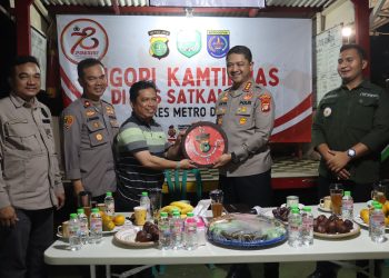 Kapolrestro Depok Gelar Ngopi Kamtibmas Bersama Warga di Pos Satkamling Kelurahan Tugu Cimanggis