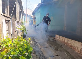 Cegah Penyakit DBD, Bhabinkamtibmas Kelurahan Bojongsari Gencar Lakukan Fogging