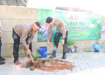 Polres Metro Bekasi Kota Rayakan Hari Bhayangkara dengan Penanaman Pohon dan Pemberian Beasiswa