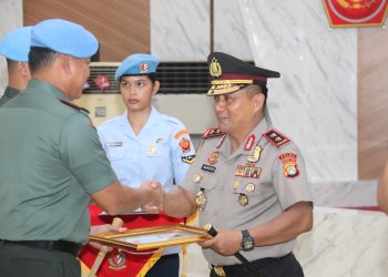 Kapolda Metro Jaya Terima Penghargaan dan Brevet Kehormatan “Setia Waspada” Paspampres