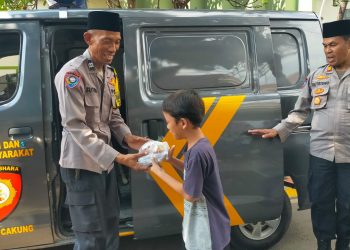 Jumat berkah, Polsek Cakung bagikan snack dan minuman gratis kepada jamaah sholat Jumat
