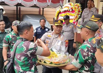 Koramil 04 Kebayoran Lama Berikan Kejutan Tumpeng Ke Polsek Pesanggrahan Di Hari Bhayangkara Ke-78