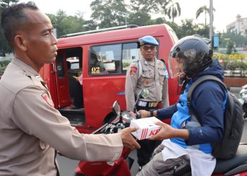 Polres Metro Depok Sambut Hari Bhayangkara dengan Berbagi Ratusan Paket Makanan kepada Warga Depok
