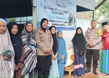 Kapolsek Ciputat Timur Berikan Santunan di Yayasan Yatim Piatu dan Dhuafa