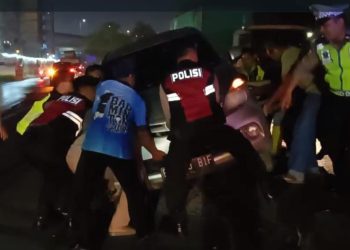 Polisi Evakuasi Mobil Yang Tersangkut Pembatas Jalan Di Tanjung Priok