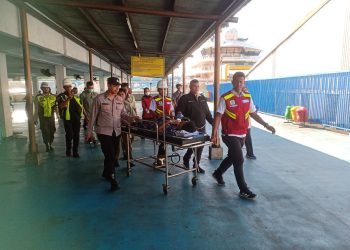 Polisi Membantu Wanita Yang Akan Melahirkan Di Terminal Penumpang Nusantara Pura Pelni