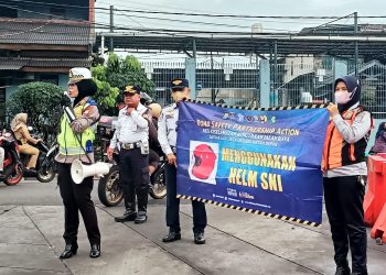 Sat Lantas Polres Metro Depok Beri Himbauan Keselamatan Berlalu Lintas Di Jalan Raya
