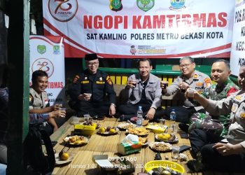 Kapolsek Bantar Gebang Bersama Tiga Pilar Kelurahan Cimuning Laksanakan Ngopi Kamtibmas