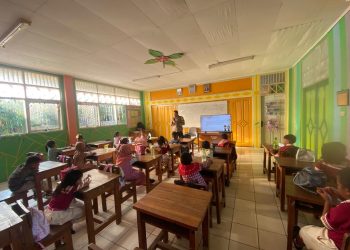 Bhabinkamtibmas Pulau Tidung Adakan Pembinaan dan Penyuluhan untuk Calon Didik Baru SDN 04 dalam Masa Pengenalan Lingkungan Sekolah