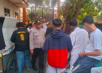 Anggota Bhabinkamtibmas Polsek Johar Baru Berikan Imbauan Kepada Pelajar Yang Kumpul-kumpul