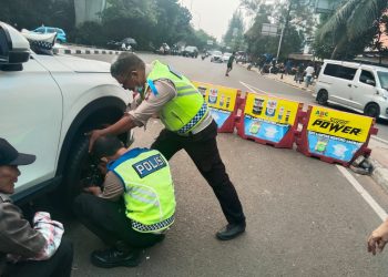 Sigap dan Peduli: Dua Anggota Unit Lantas Cengkareng Bantu Ibu yang Alami Ban Kempes
