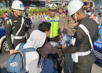 Sebanyak 100 Pelanggar Ditegur Simpatik Polisi dalam Operasi Patuh Jaya 2024 di Tangerang