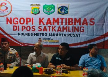 Kasat Narkoba “Ngopi Kamtibmas” di Pos Satkamling RW 04 Kampung Bali Tanah Abang Bersama Warga