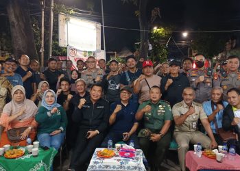 Kapolres Metro Jakarta Pusat Bersama Warga “Ngopi Kamtibmas” di Pos Satkamling RW 01 Cempaka Putih Timur