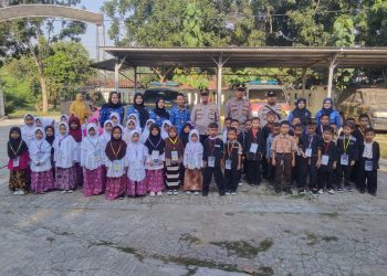 Polisi Sahabat Anak: Polsek Cabang Bungin Monitoring Pawai MPLS di SDN 02 Setiajaya