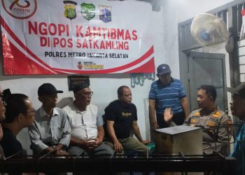 Polsek Tebet Ngopi Kamtibmas di Pos Satkamling Tebet Jakarta Selatan