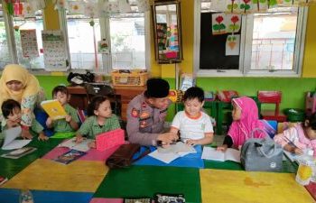 Kapolsub Sektor Pasar Induk Kramatjati Kembali Ajari Anak-anak Pedagang Pasar Induk Mengaji dan Menulis Arab