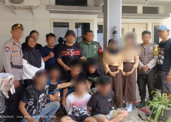 Bhabinkamtibmas Jatimurni Dampingi Penggrebekan Anak Tawuran di Kontrakan Wilayah Jatimurni