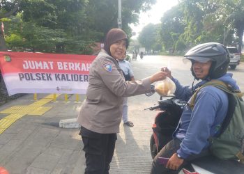 Peduli Sesama, Polsek Kalideres Bagi Sarapan Pagi untuk Warga
