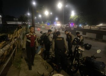 Cegah tawuran, Tim TP3 Polres Jakarta Timur amankan 4 pelajar berikut celurit dan miras