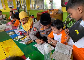 Kapolsubsektor Pasar Induk Kramat Jati rutin ajari anak pedagang pasar belajar ngaji, baca Qur’an hingga menulis arab