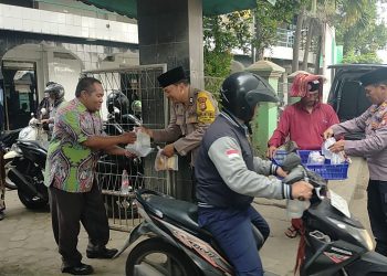 Polsek Cakung Peduli dan Berbagi pada Jama’ah Shalat Jum’at