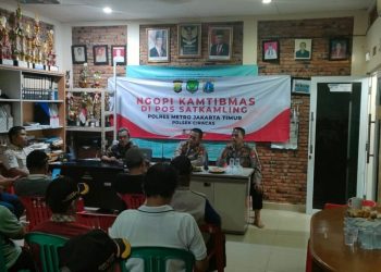 Bahas Kamtibmas, Kanit Samapta dan Kanit Binmas Polsek Ciracas Gelar Ngopi Kamtibmas dengan Warga Rambutan
