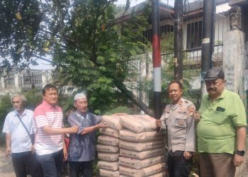 Peduli Rumah Ibadah Polsek Pesanggrahan Beri Bantuan Semen Untuk Renovasi Masjid