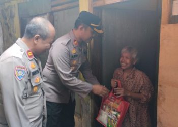 Kapolsek Tebet Kompol Murodih Berikan Sembako kepada Warga yang Memerlukan