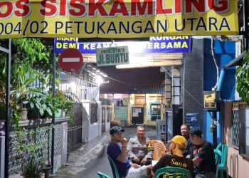 Jaga Kamtibmas Bhabinkamtibmas Polsek Pesanggrahan Kunjungi Poskamling