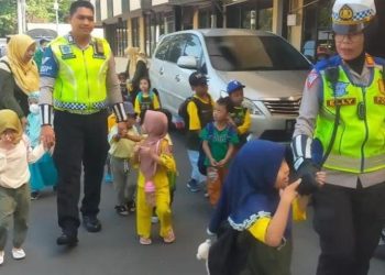 Edukasi Keselamatan Berlalu Lintas Oleh Sat Lantas Polres Metro Depok dalam Program Polisi Sahabat Anak