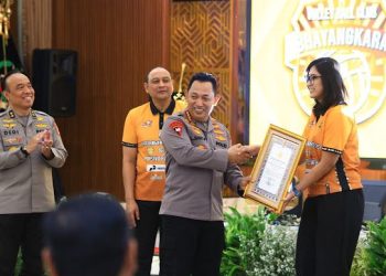 Penghargaan Kapolri untuk Jakarta Bhayangkara Presisi dan Popsivo Polwan atas prestasi di Proliga 2024