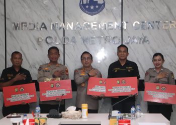 5 Personel Bidhumas Polda Metro Jaya Berprestasi Terima Reward