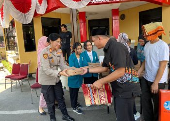 Polwan Polres Metro Jakarta Selatan Bagikan 150 Nasi Box dalam Program Jum’at Berkah