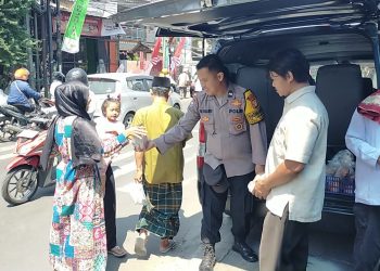 Kepedulian Polsek Cakung bagikan Snack dan air mineral kepada jemaah masjid Jami’ Al Mujahidin