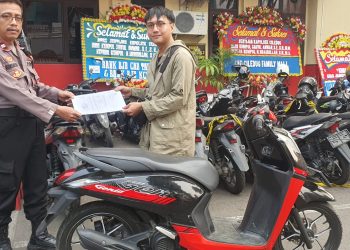 Unit Reskrim Polsek Ciledug Mengembalikan Sepeda Motor Yang Telah Hilang Kepada Pelapor