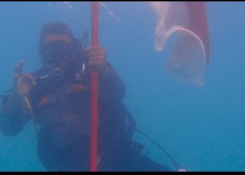 Meriahkan HUT Ke-79 RI, Kapolsubsektor Pulau Pari Bersama Instansi Terkait Kibarkan Bendera Merah Putih di Bawah Laut Pulau Pari