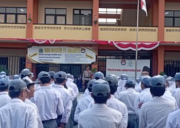 Berinteraksi langsung dengan pelajar, Kasubdit Bhabinkamtibmas Dit Binmas PMJ menjadi irup di sekolah