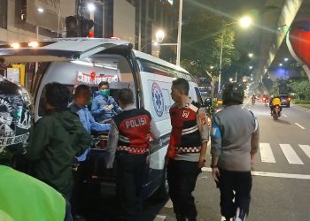 Personil Samapta Polsek Metro Setiabudi Bantu Korban Laka Lantas di Jalan Prof. Dr. Satrio Kuningan