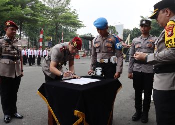 Kapolres Metro Jakarta Selatan Sambut Pejabat Baru Dan Ucapkan Selamat Jalan Kepada Pejabat Lama