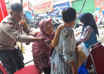 Bhabinkamtibmas Kel. Kayu Manis monitoring pembagian bansos untuk warga lansia dan disabilitas